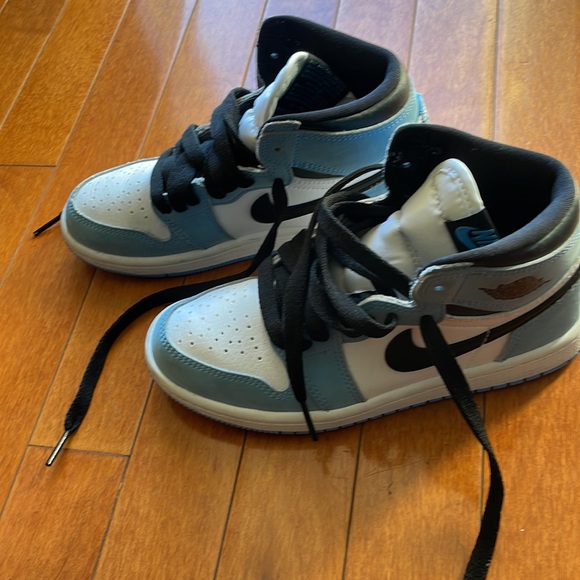 Girls lightly Worn Jordan 1’s - Picture 2 of 5